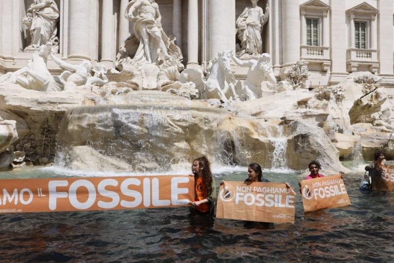 Members of the Ultima Generazione (Last Generation) group at the Trevi Fountain in Rome / Photo: Alessandro Penso